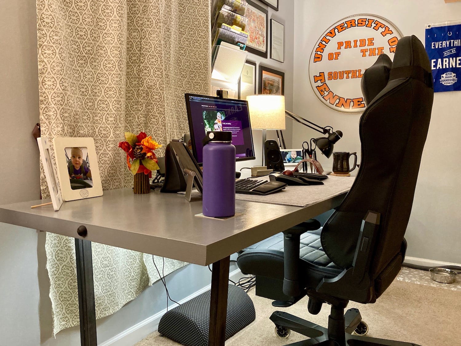 Picture of
the desk from the left side, looking right