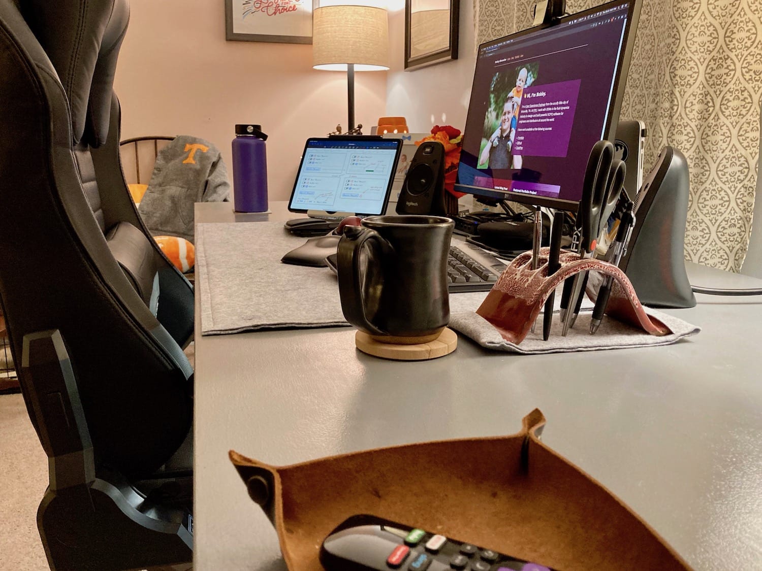 Picture of
the desk from the right side, looking left